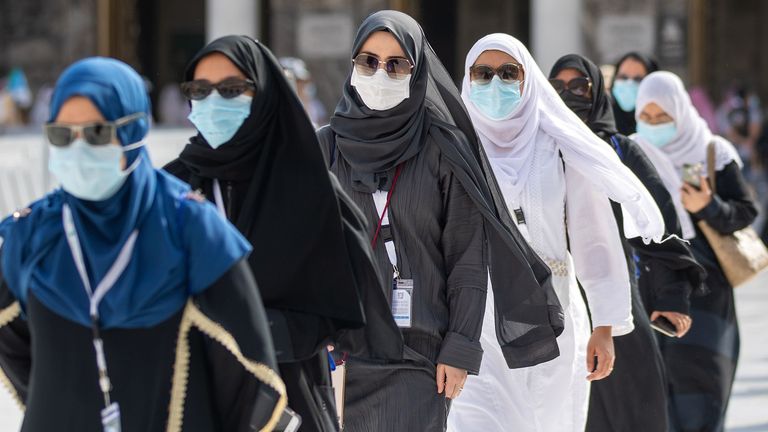 Les pèlerins portent des masques au centre de la Grande Mosquée de la ville sainte de La Mecque