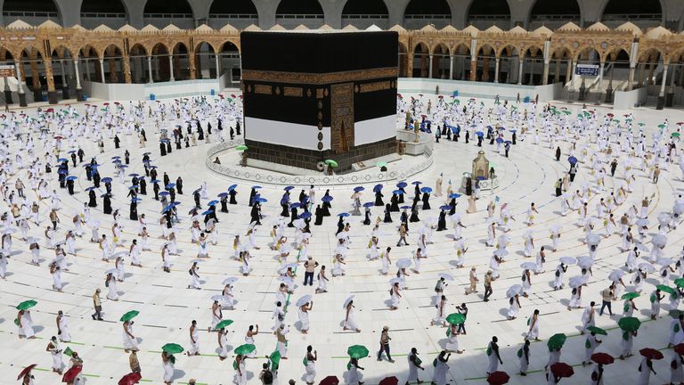 Des pèlerins socialement éloignés se promènent autour de la Kaaba au centre de la Grande Mosquée de La Mecque