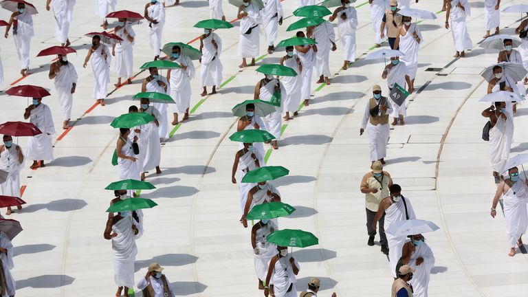 Des pèlerins socialement éloignés se promènent autour de la Kaaba au centre de la Grande Mosquée de La Mecque