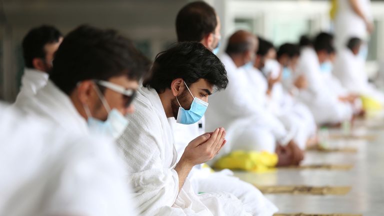 Un pèlerin portant un masque facial prie à la Grande Mosquée de La Mecque