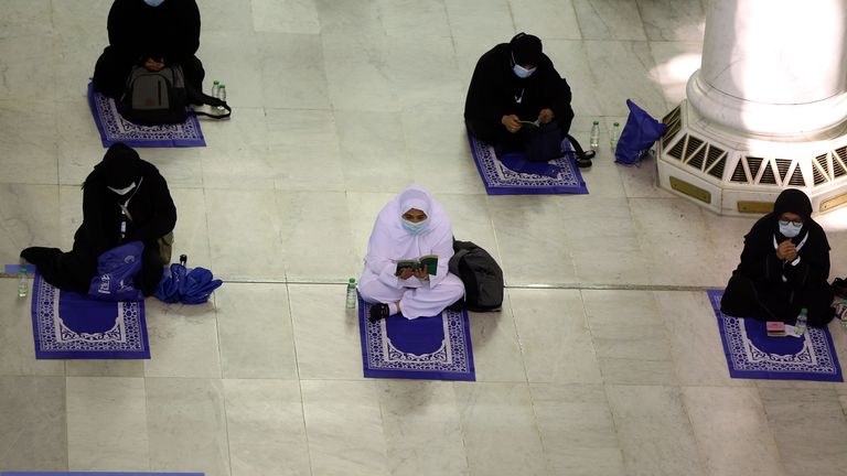 Des pèlerins socialement éloignés prient à la grande mosquée de La Mecque