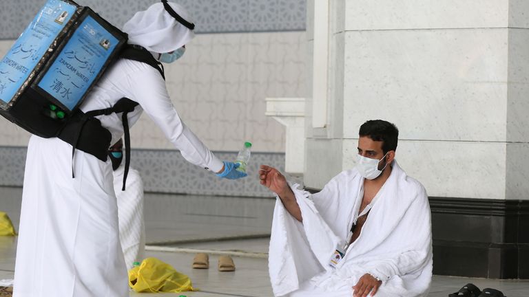 Un pèlerin reçoit de l'eau au complexe de la Grande Mosquée de La Mecque