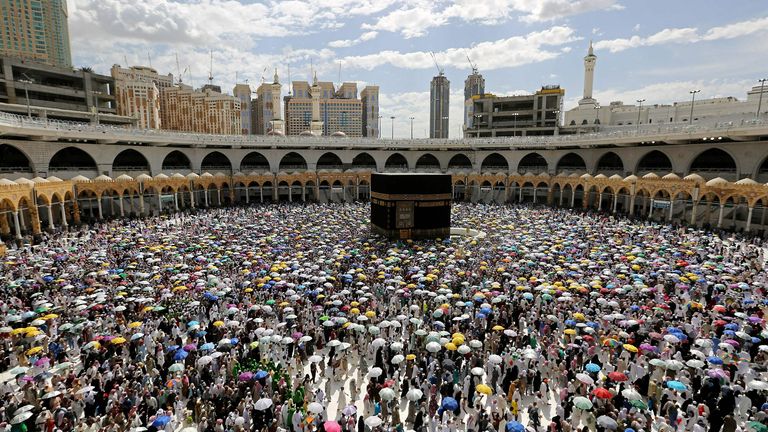 Les pèlerins musulmans effectuent la dernière marche autour de la Kaaba en 2019