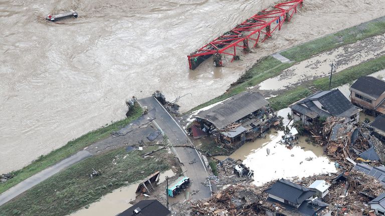 Une vue aérienne montre une zone touchée par les inondations à Hitoyoshi, préfecture de Kumamoto le 4 juillet 2020