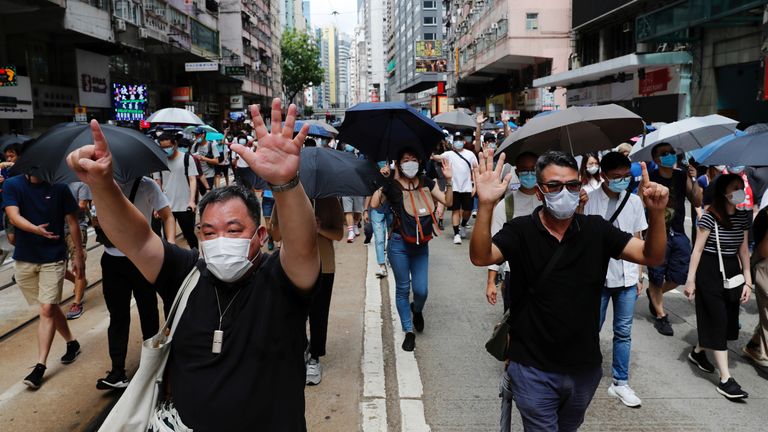 Des manifestants anti-loi sur la sécurité nationale défilent lors de l'anniversaire du transfert de Hong Kong à la Chine de la Grande-Bretagne à Hong Kong, Chine le 1er juillet 2020. REUTERS / Tyrone Siu