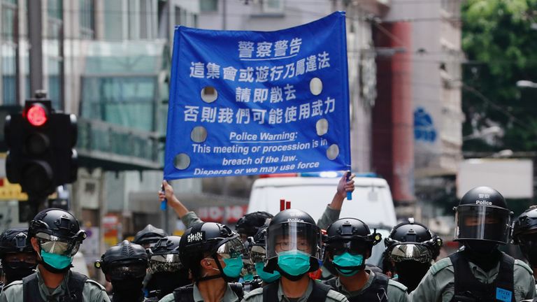 Des policiers anti-émeute défilent alors que des manifestants contre la loi sur la sécurité nationale défilent pendant l'anniversaire de la passation de Hong Kong en Chine depuis la Grande-Bretagne, à Hong Kong, Chine, le 1er juillet 2019. REUTERS / Tyrone Siu