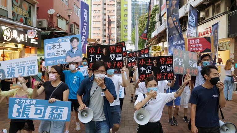 Sam Cheung Ho Sum et Wong Ji Yuet ont mené une marche pour faire campagne pour l'élection primaire