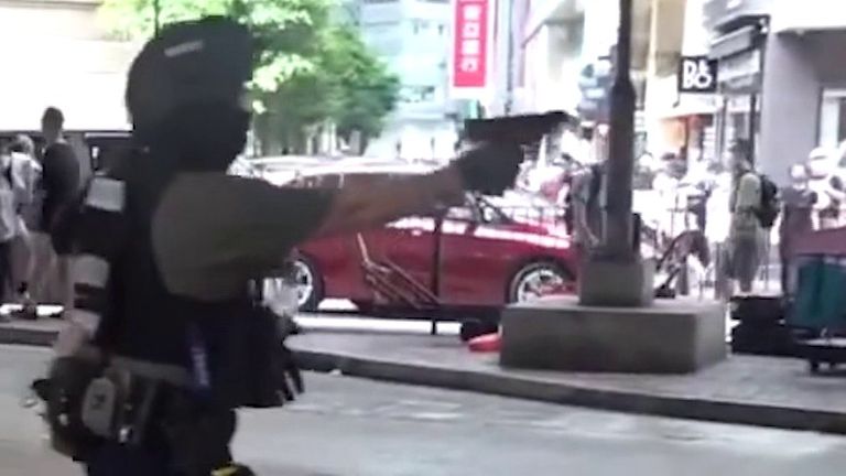 Un officier tire avec une arme sur les manifestants de Hong Kong