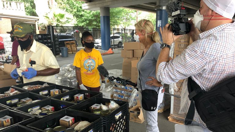 Les gens font la queue pour des cadeaux alimentaires à Houston, Texas