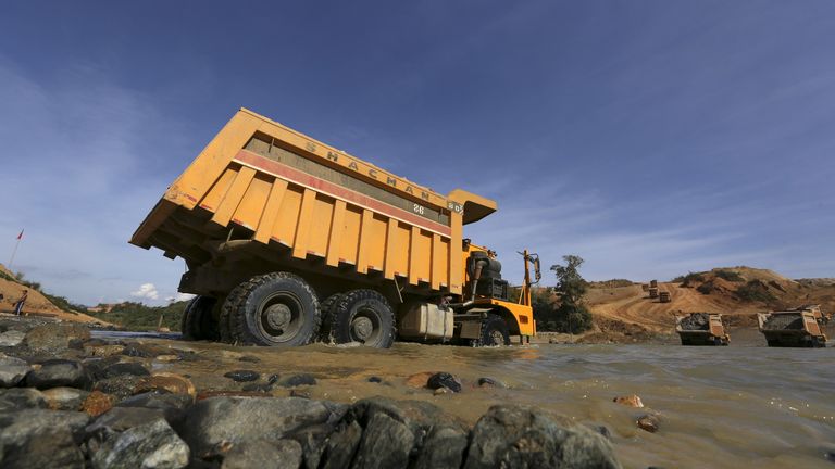 Véhicules dans une mine de jade à Hpakant, Myanmar 