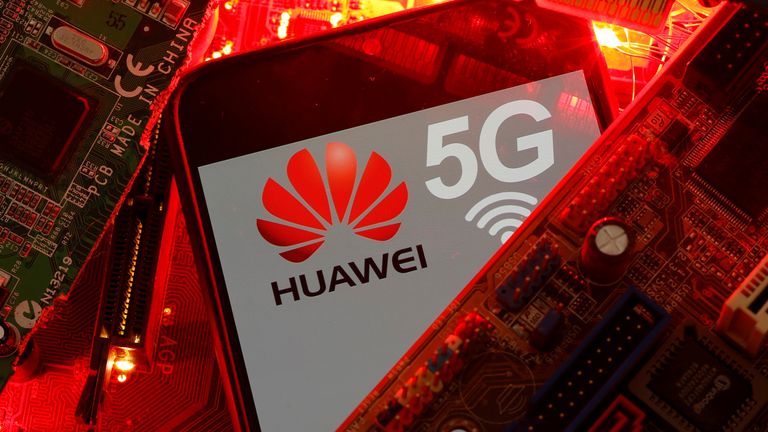 Un smartphone avec le logo du réseau Huawei et 5G