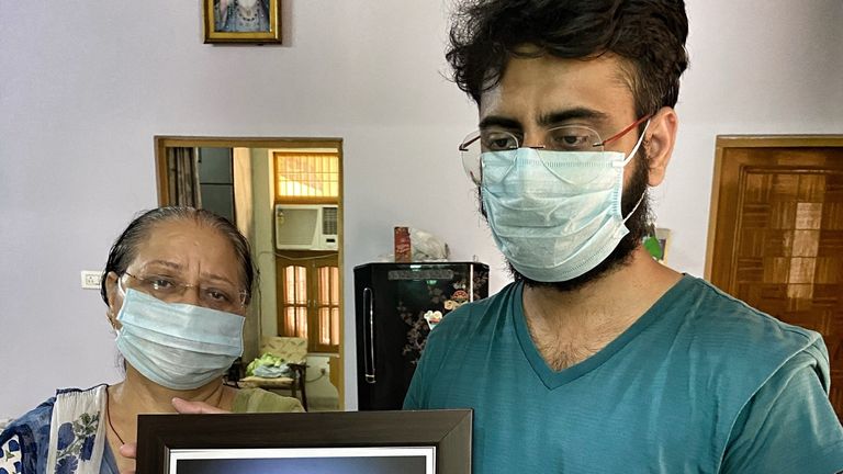 La famille du Dr Bhayana affirme que les médecins et les agents de santé ne sont pas suffisamment protégés