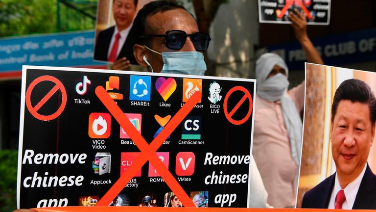 Des membres du Working Journalist of India (WJI) brandissent des pancartes exhortant les citoyens à supprimer les applications chinoises et à cesser d'utiliser des produits chinois lors d'une manifestation contre le journal chinois Global Times, à New Delhi le 30 juin 2020.