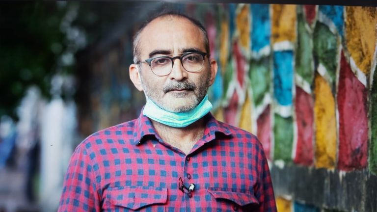 Iqbal Madani fait partie d'un groupe qui parcourt les mortuaires et exécute les derniers rites sur des corps non réclamés