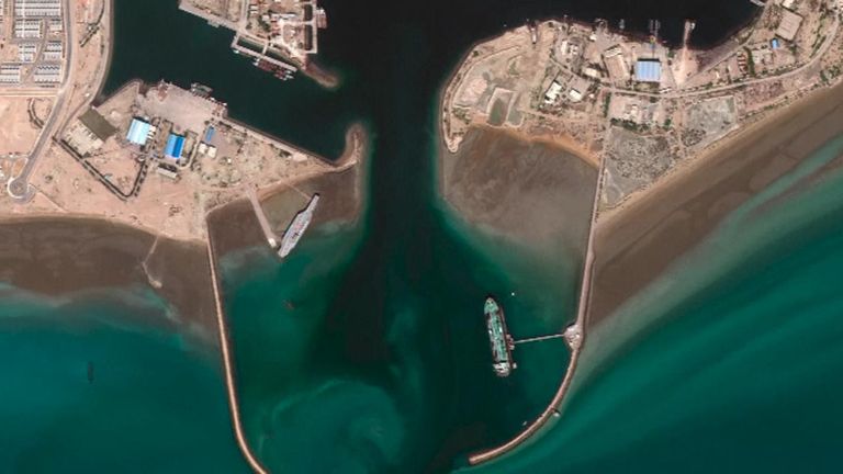 Le faux porte-avions, à gauche, a été vu sur des images satellite