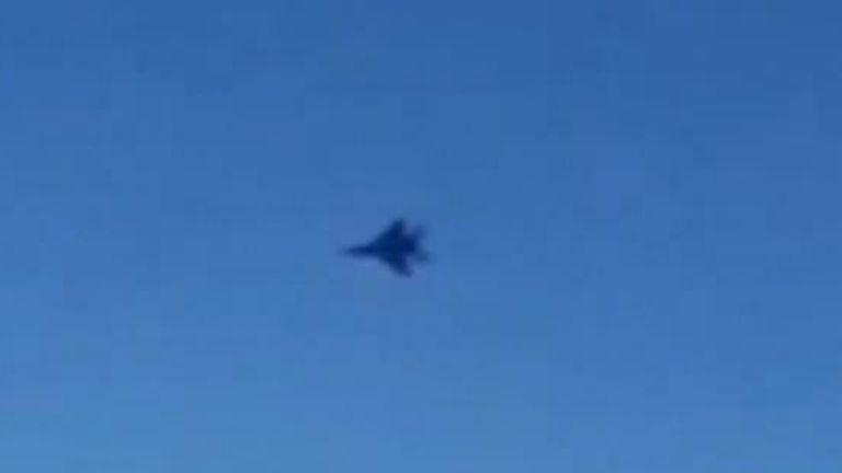 Un avion de chasse américain s'approche d'un avion de ligne iranien
