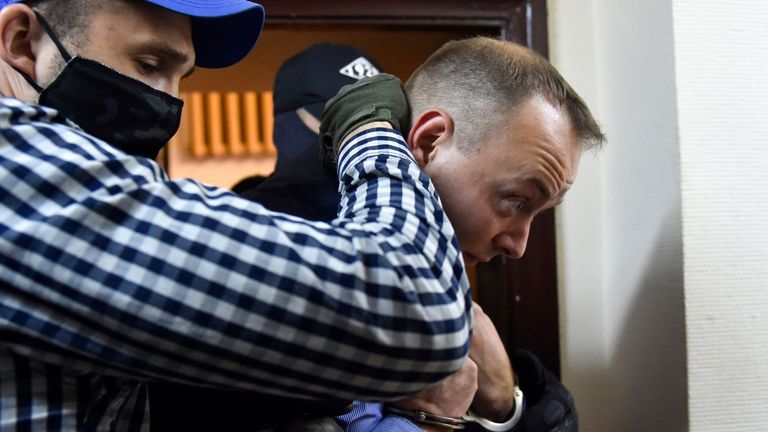 Ivan Safronov est escorté à l'intérieur d'un palais de justice après avoir été arrêté pour trahison 