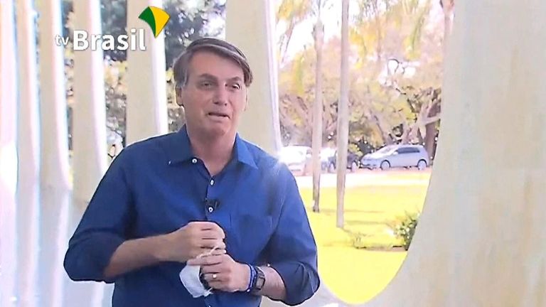 Jair Bolsonaro a enlevé son masque après avoir déclaré aux journalistes qu'il avait COVID-19