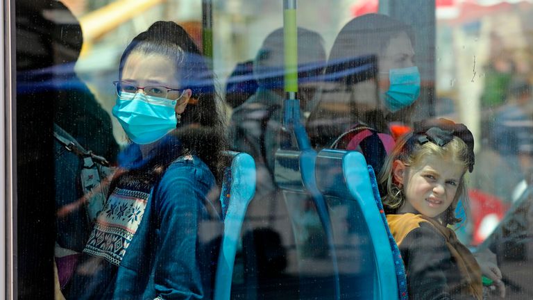 Les gens portent des masques dans un train dans le centre de Jérusalem