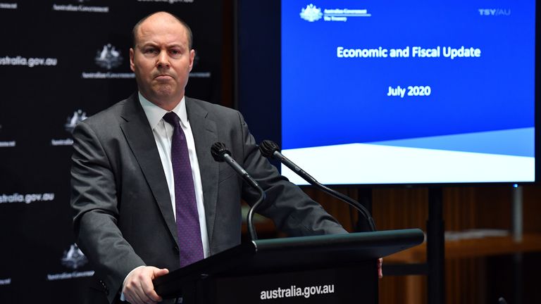 Le trésorier Josh Frydenberg lors d'une conférence de presse dans la grande salle des commissions du Parlement le 23 juillet 2020