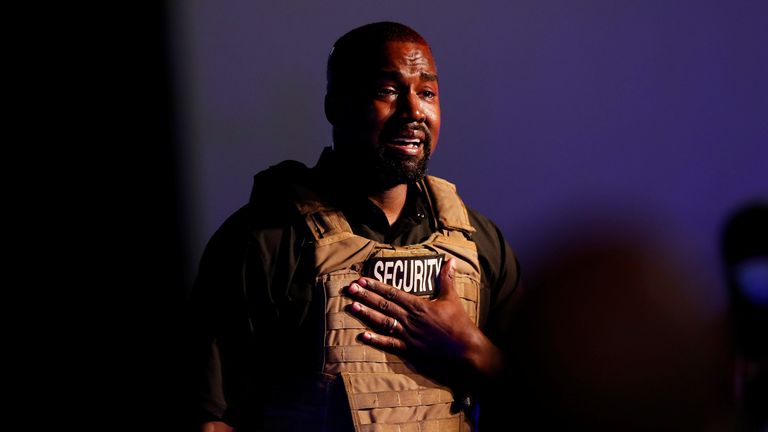 Le rappeur Kanye West devient ému alors qu'il tient son premier rassemblement pour soutenir sa candidature à la présidentielle à North Charleston, Caroline du Sud, États-Unis, le 19 juillet 2020. REUTERS / Randall Hill