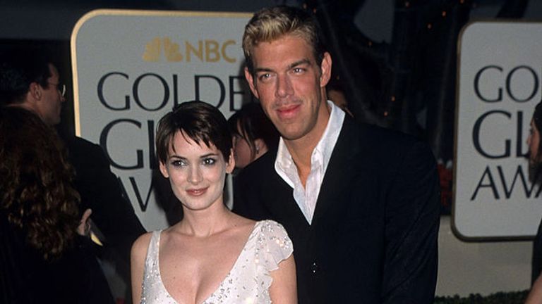 Winona Ryder (à gauche) a déclaré que Mel Gibson avait fait une remarque homophobe à propos de son amie, la maquilleuse Kevyn Aucoin (à droite)