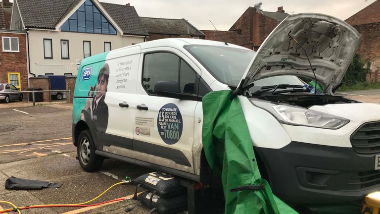 Document photo daté du 15/07/2020 émis par la RSPCA d'une camionnette RSPCA, l'un des trois véhicules que les sauveteurs ont partiellement démontés en essayant de libérer un chaton qui ne cessait de grimper dans les moteurs à King's Lynn, Norfolk