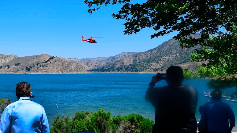 Un hélicoptère fouille le lac Piru dans le comté de Ventura, en Californie, le 9 juillet 2020, pour l'ancienne actrice Glee Naya Rivera
