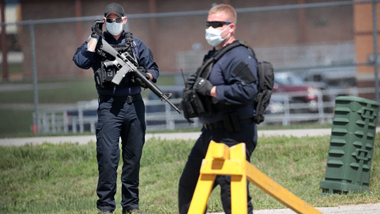 Des gardes à l'extérieur de la prison d'Indiana lundi