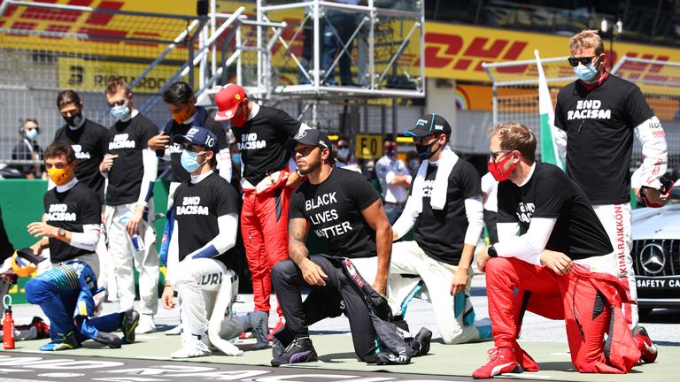 Lewis Hamilton est rejoint par d'autres pilotes de F1 pour prendre un genou sur la grille