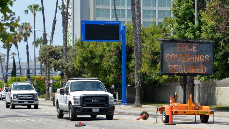 La Californie ferme à nouveau alors que l'État dépasse New York avec le plus grand nombre de cas de COVID-19 aux États-Unis.  couvre-visage Getty