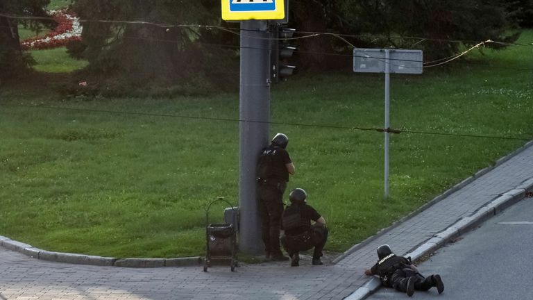 Des policiers armés étaient positionnés autour du bus