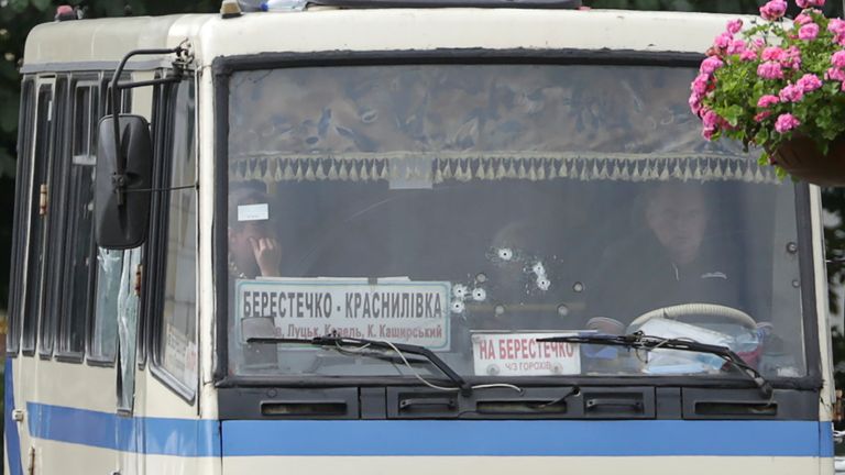 Des trous de balle pourraient être vus dans le pare-brise avant du bus