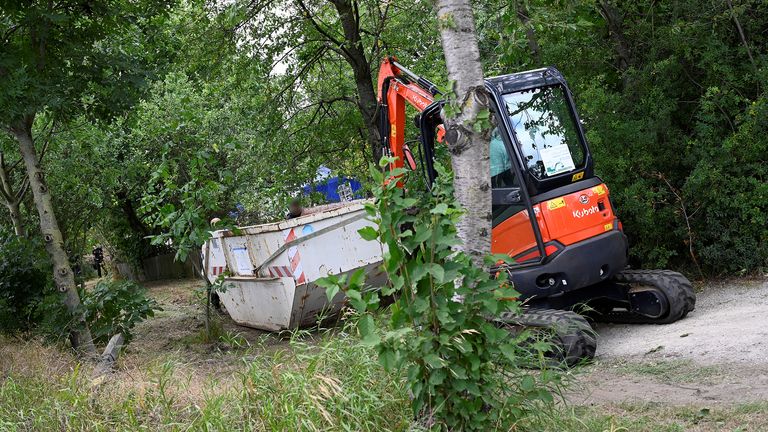 La police porte un conteneur sur le site où elle a commencé à creuser dans une zone de lotissement près de Hanovre, en Allemagne, le 29 juillet 2020, où Christian B, un suspect dans l'enquête sur Madeleine McCann a vécu il y a quelques années.  REUTERS / Fabian Bimmer