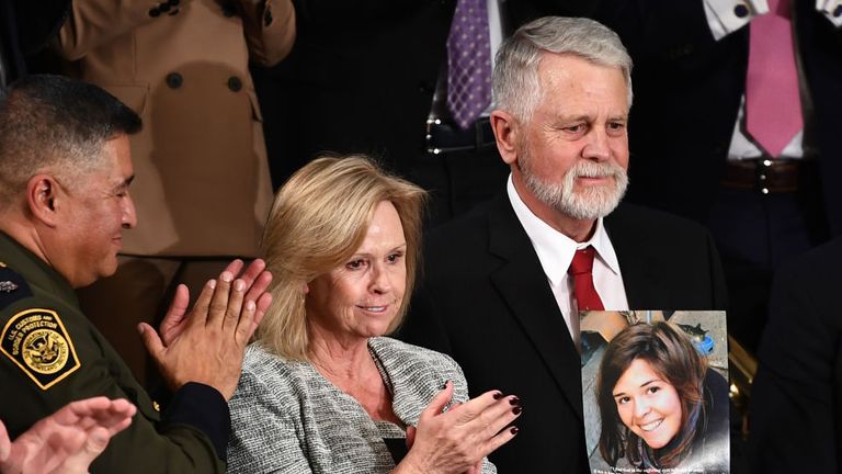 Marsha et Carl Mueller, photographiés ici avec une photo de leur fille, veulent que les terroristes soient jugés aux États-Unis