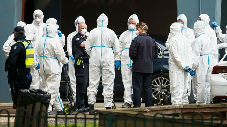 La police et les agents de santé patrouillaient dans les tours de Melbourne placées sous verrouillage au cours du week-end