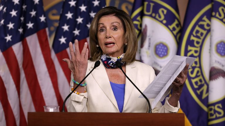 La présidente de la Chambre, Nancy Pelosi, a déclaré que Donald Trump pourrait devoir être `` fumigé '' de la Maison Blanche