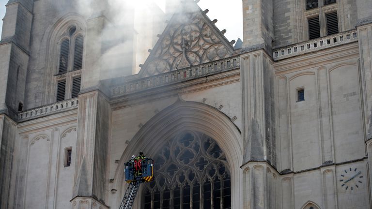 Pompiers français à la cathédrale de Nantes  