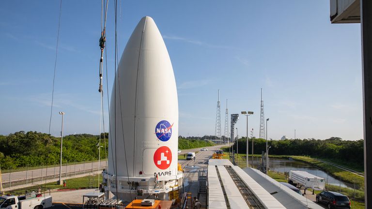 Le carénage de charge utile, ou cône de nez, contenant le rover Mars 2020 Perseverance se trouve au sommet du transporteur de charge utile motorisé qui le transportera au Complexe de lancement spatial 41 sur la station de Cap Canaveral Air Force en Floride.  L'image a été prise le 7 juillet 2020.

