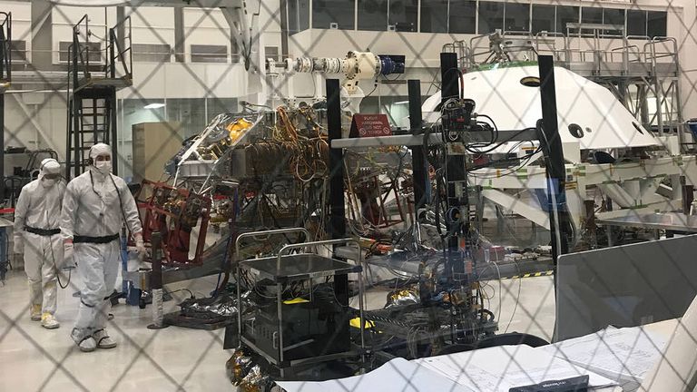 Les techniciens travaillant sur le test 1 du système Mars 2020 s'approchent de leur poste de travail dans l'installation d'assemblage d'engins spatiaux du Jet Propulsion Laboratory de la NASA à Pasadena, en Californie.  Crédits: NASA / JPL-Caltech