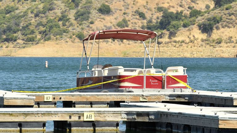 Un bateau est amarré et encordé avec une bande de police au lac Piru, où l'actrice Naya Rivera a été portée disparue mercredi 9 juillet 2020 à Piru, en Californie.  Selon le département du shérif du comté de Ventura, ce serait le bateau loué par Rivera