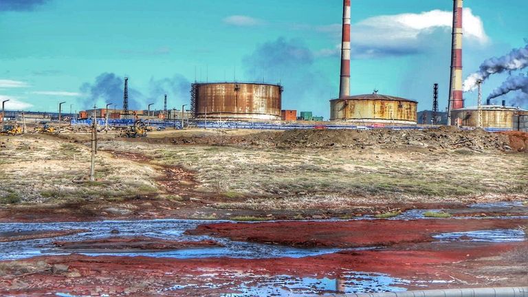 Usine de Nornickel et conteneur (à gauche) qui avait la fuite.  Photo: Anastasya Leonova 