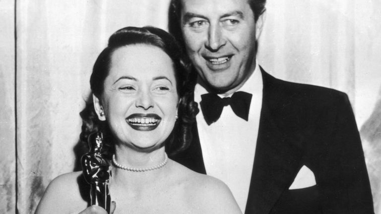 19 mars 1947: Olivia de Havilland reçoit son Oscar de la meilleure actrice des mains de l'acteur Ray Milland (1907 - 1986) pour sa performance dans 'To Each his Own', réalisé par Mitchell Leisen.  (Photo par Keystone / Getty Images)