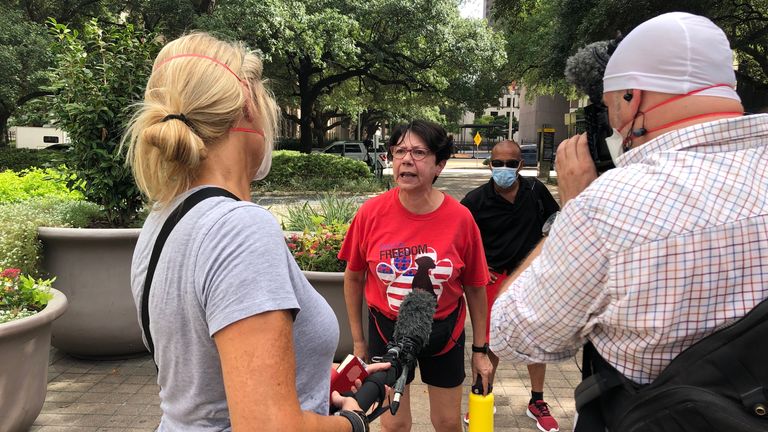 Alex Crawford rencontre Oralia Acosta, qui refuse de porter un masque, à Houston