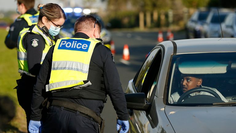 La police a procédé à des contrôles aléatoires à Melbourne samedi alors que des mesures de verrouillage sont en place