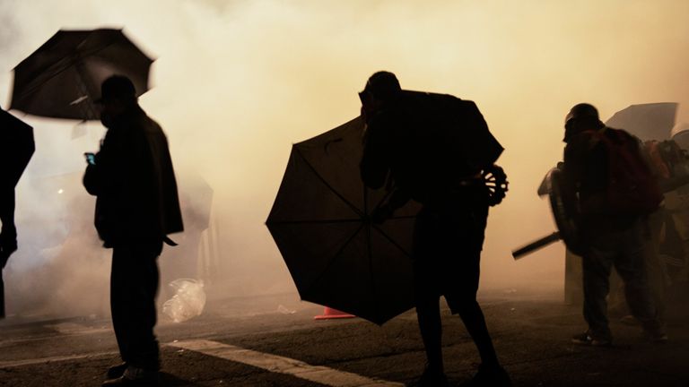 Les manifestants sont entourés de gaz lacrymogènes près du palais de justice fédéral Mark O. Hatfield dans le centre-ville de Portland alors que les manifestants participent à un rassemblement contre la brutalité policière à Portland, Oregon, le 24 juillet 2020