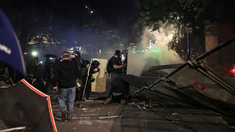 Les manifestants ont cassé la clôture placée autour du palais de justice de Portland