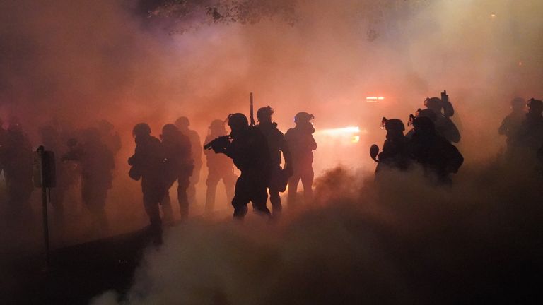 Des agents fédéraux utilisent des gaz lacrymogènes sur une foule d'environ 1000 manifestants devant le palais de justice de Portland