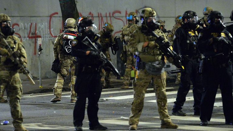 Certains des officiers fédéraux portent des camouflages, d'autres sont vêtus de noir