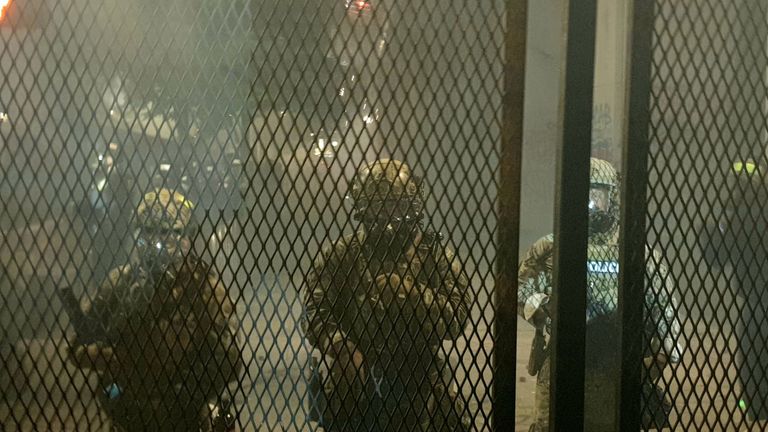 Des officiers fédéraux ont érigé une clôture autour du palais de justice de Portland, mais elle a été démolie par des manifestants